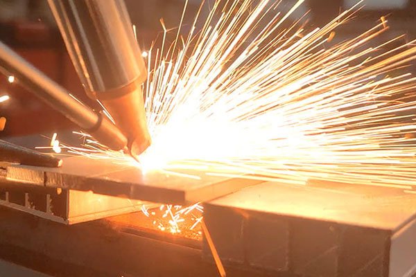 Welding process with visible sparks